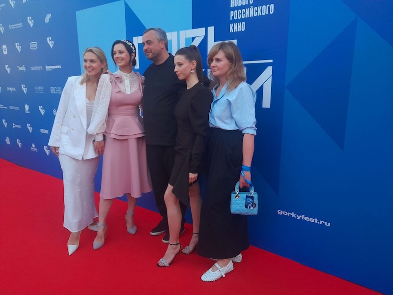 Креативный продюсер KION и актеры на премьерном показе сериала «Три сестры»
