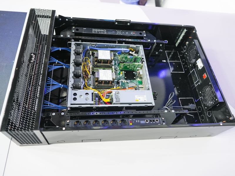 Сервер Fplus Telco в сверхплоском шкафу Fplus серии «Сармат» Сервер Fplus Telco в сверхплоском шкафу Fplus серии «Сармат»